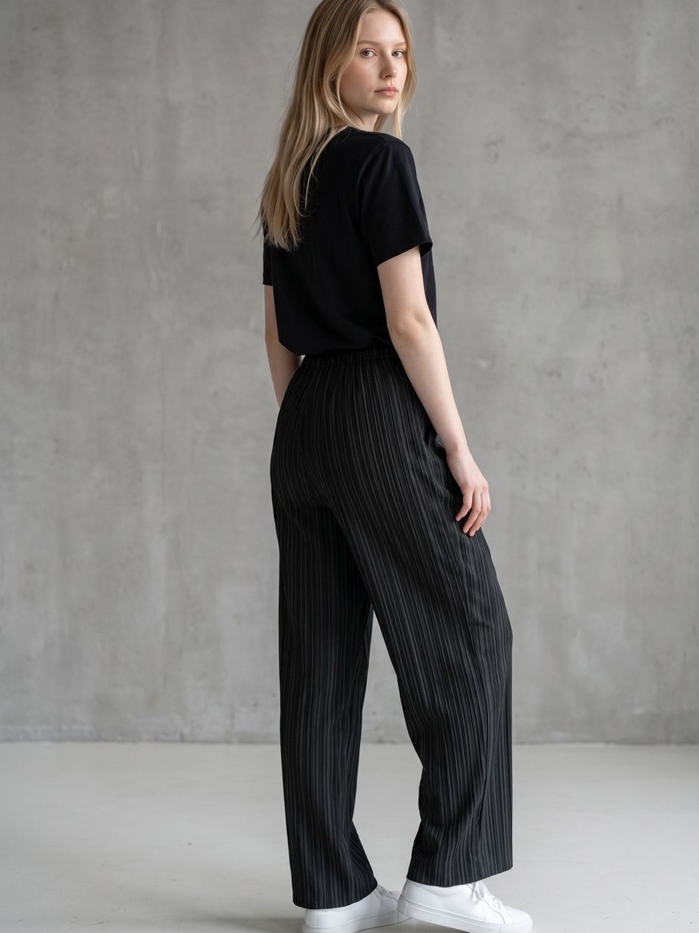 Women's Black Pleated Wide-Leg Pull-On Pants - Picture 4 of 4